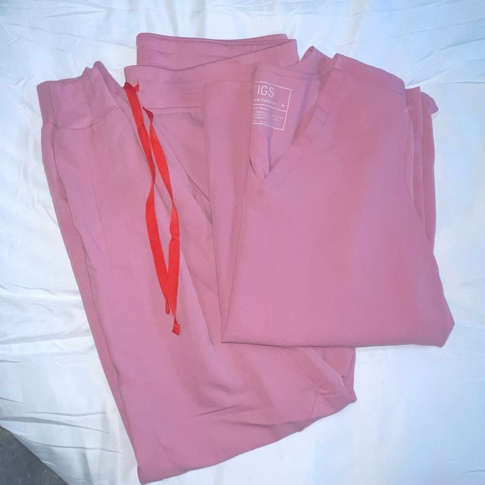 FIGS women’s scrub set